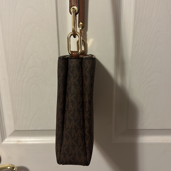 Michael Kors Crossbody ❤️ - Picture 7 of 15